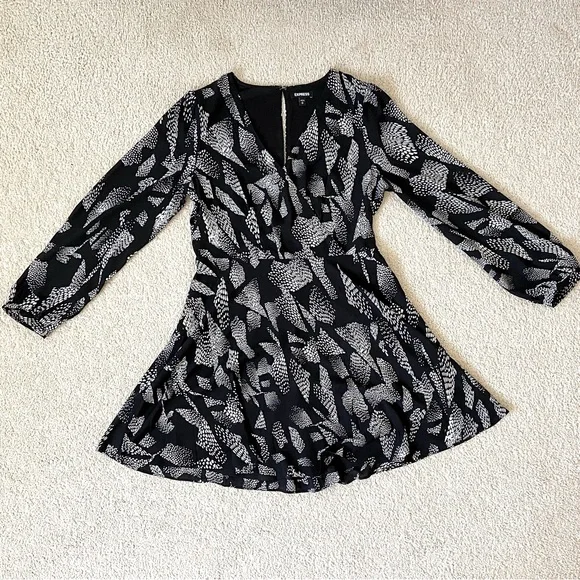 Express | Dresses | Express Black White Aline Vneck Long Sleeve Mini Dress  Womens Size Medium | Poshmark